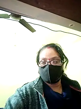 Snapshot of heenage chatting on 01.17.25 heenage online show from 01.17.25