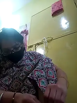 Snapshot of heenage chatting on 01.31.25 heenage online show from 01.31.25