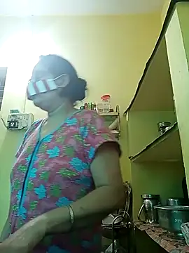 Snapshot of heenage chatting on 10.31.25 heenage online show from 10.31.25