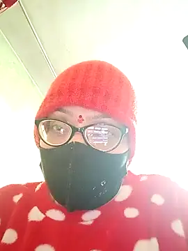 Snapshot of heenage chatting on 12.21.25 heenage online show from 12.21.25