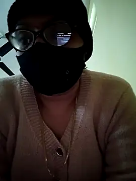 Snapshot of heenage chatting on 12.22.25 heenage online show from 12.22.25