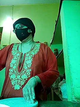 Snapshot of heenage chatting on 12.23.25 heenage online show from 12.23.25