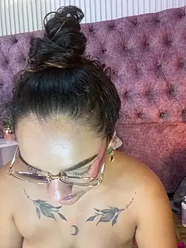 Snapshot of EMILYY_FOXY chatting on 05.19.26 EMILYY FOXY online show from 05.19.26