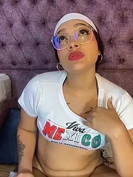 Snapshot of EMILYY_FOXY chatting on 06.01.26 EMILYY FOXY online show from 06.01.26