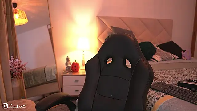 Lau Bee online show from 10.30.25