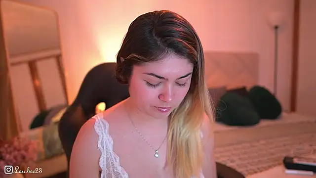 Lau Bee online show from 12.13.25