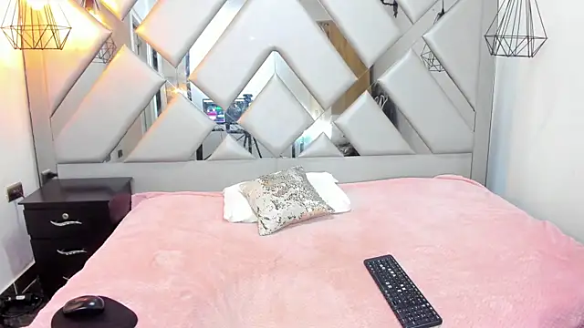 Nahomi-Hill online show from 12.19.25