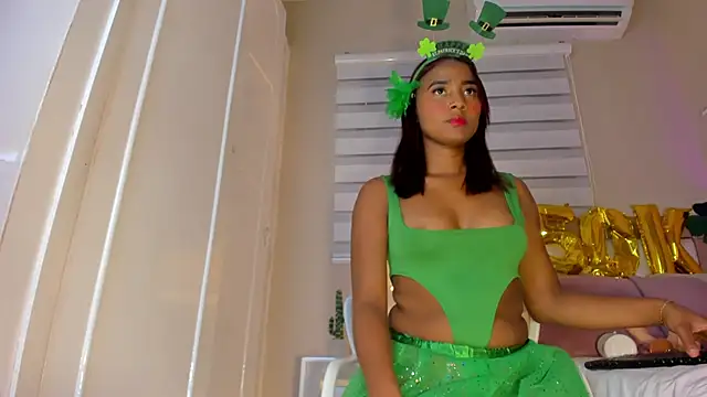 Snapshot of zoe_sky_ chatting on 03.17.25 zoe sky online show from 03.17.25