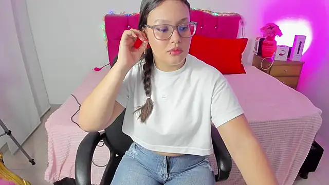 Snapshot of SofiaJoness_ chatting on 12.23.24 SofiaJoness  online show from 12.23.24