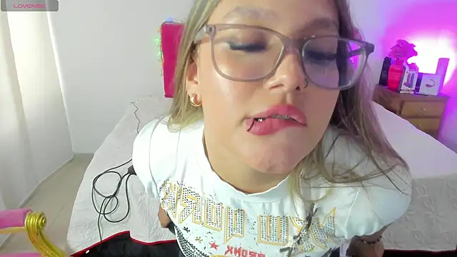 Snapshot of SofiaJoness_ chatting on 03.11.25 SofiaJoness  online show from 03.11.25