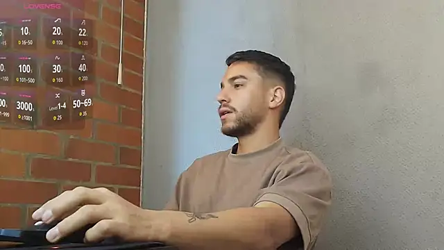Snapshot of Leandro_valenzuela chatting on 04.27.26 Leandro valenzuela online show from 04.27.26