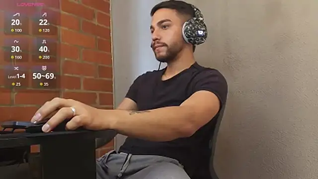 Snapshot of Leandro_valenzuela chatting on 05.20.26 Leandro valenzuela online show from 05.20.26
