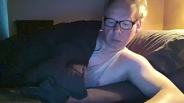 Snapshot of kinkyslet8 chatting on 04.12.26 kinkyslet8 online show from 04.12.26