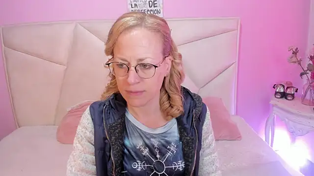 Snapshot of SammySanders chatting on 09.19.25 SammySanders online show from 09.19.25