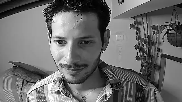 Snapshot of Nicholasrodrii chatting on 06.25.26 Nicholasrodrii online show from 06.25.26