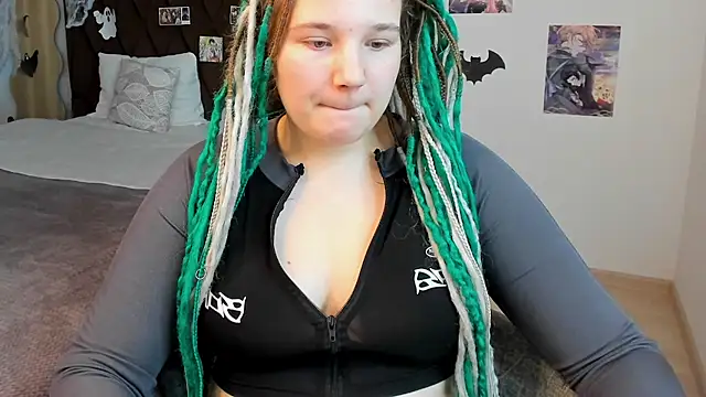 Snapshot of GloriaHylivi chatting on 12.08.24 GloriaHylivi online show from 12.08.24