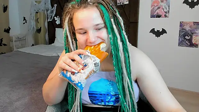 Snapshot of GloriaHylivi chatting on 12.21.24 GloriaHylivi online show from 12.21.24