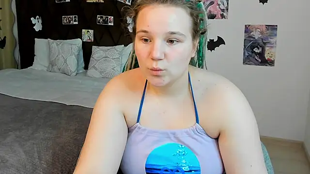 Snapshot of GloriaHylivi chatting on 12.22.24 GloriaHylivi online show from 12.22.24