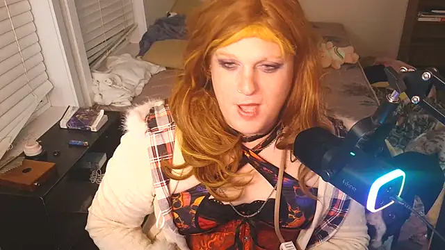 EmberLee online show from 10.04.25