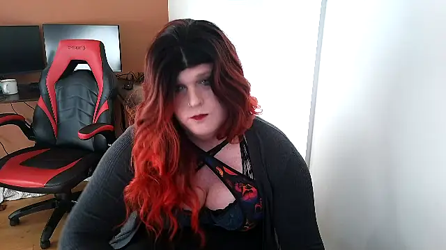 Snapshot of EmberLee chatting on 06.20.26 EmberLee online show from 06.20.26