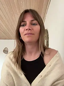 Snapshot of Milla__one chatting on 03.10.25 Milla  one online show from 03.10.25