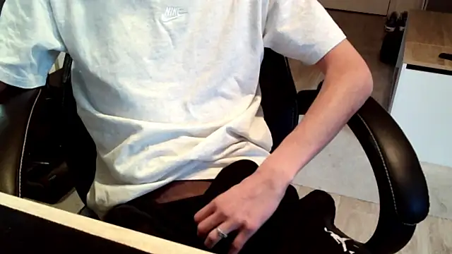 Snapshot of ElViko11 chatting on 10.30.25 ElViko11 online show from 10.30.25