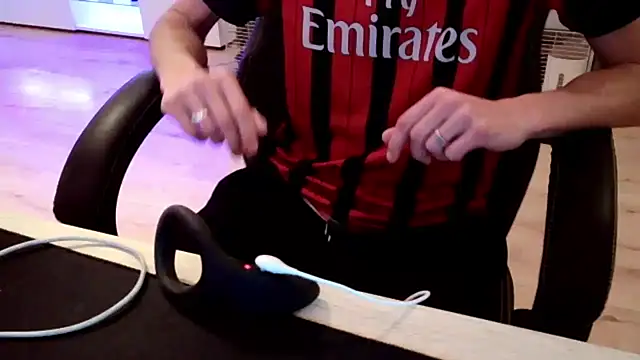 Snapshot of ElViko11 chatting on 11.12.25 ElViko11 online show from 11.12.25