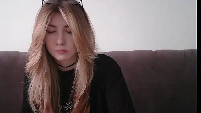 ErikaShyy online show from 01.30.25