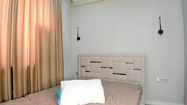 Lola Peach online show from 02.15.26