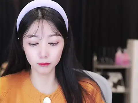 Nuyoah-77 online show from 10.16.25