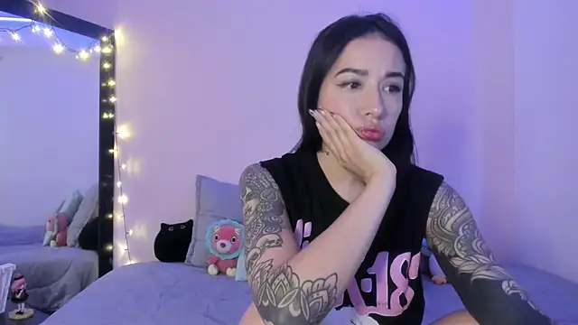 Snapshot of ValeriaCox chatting on 02.20.25 ValeriaCox online show from 02.20.25