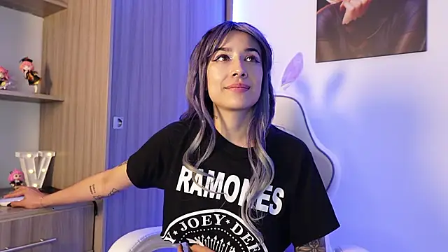 Snapshot of ValeriaCox chatting on 03.21.25 ValeriaCox online show from 03.21.25