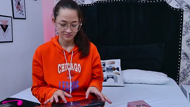 SaaraBrown online show from 10.17.25