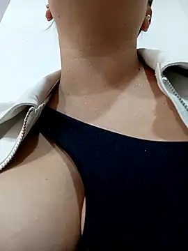 Snapshot of Lesly_10- chatting on 10.19.25 Lesly 10- online show from 10.19.25