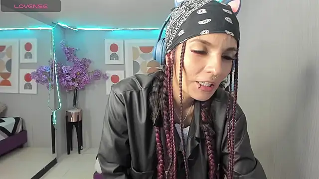 Dafne huges online show from 12.14.24