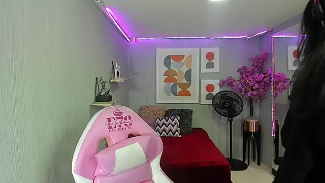 Dafne huges online show from 02.11.25