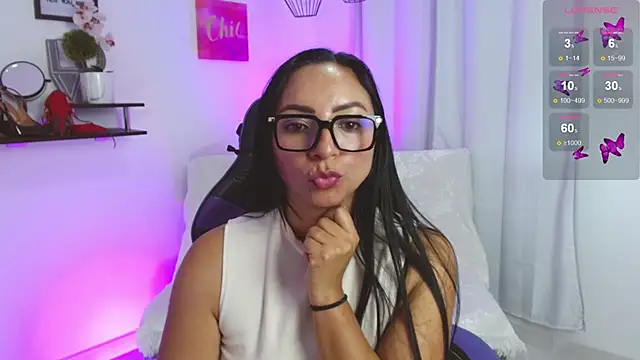 Snapshot of Emmi_Cam chatting on 04.15.26 Emmi Cam online show from 04.15.26