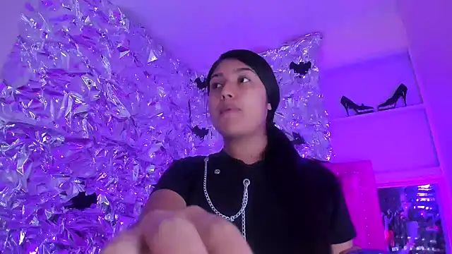 SarahStones online show from 11.26.25