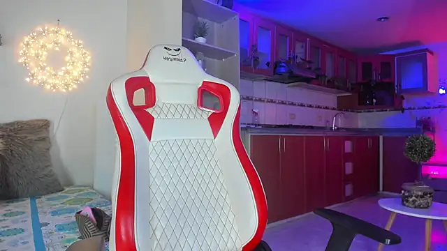 Snapshot of honey_fox1 chatting on 01.28.25 honey fox1 online show from 01.28.25