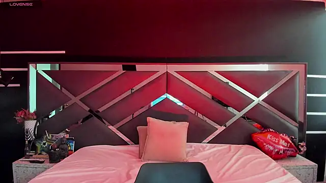 Snapshot of SexyNaf chatting on 09.17.25 SexyNaf online show from 09.17.25