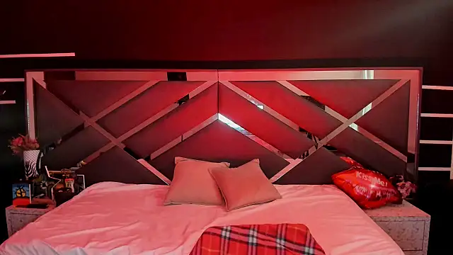 Snapshot of SexyNaf chatting on 09.18.25 SexyNaf online show from 09.18.25