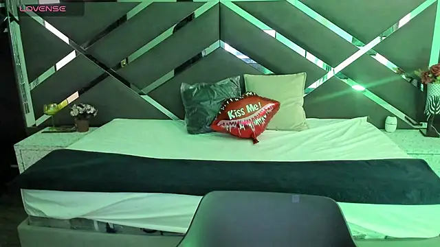 Snapshot of SexyNaf chatting on 10.11.25 SexyNaf online show from 10.11.25