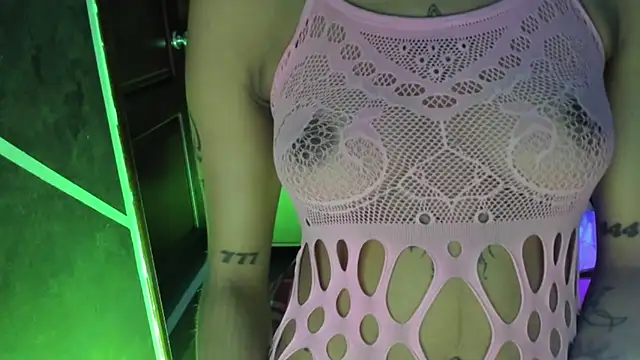 Snapshot of SexyNaf chatting on 10.13.25 SexyNaf online show from 10.13.25