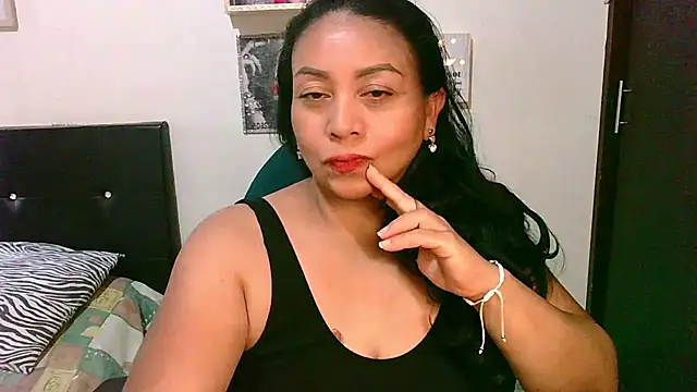 Snapshot of zaray_bella chatting on 05.19.26 zaray bella online show from 05.19.26