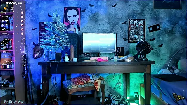 Snapshot of KuromiRacer_ chatting on 12.30.24 KuromiRacer  online show from 12.30.24