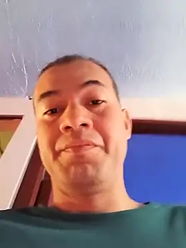 Snapshot of gustosito chatting on 10.31.25 gustosito online show from 10.31.25