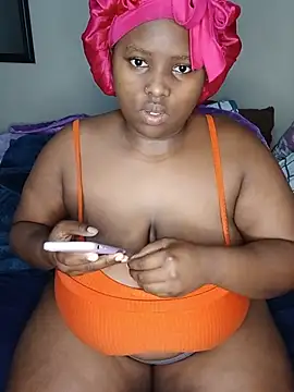 Snapshot of queenxdede chatting on 05.15.26 queenxdede online show from 05.15.26