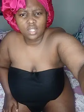 Snapshot of queenxdede chatting on 05.18.26 queenxdede online show from 05.18.26