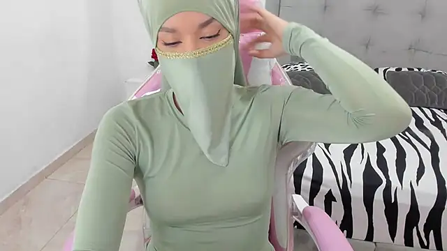 Snapshot of Hanaa_latif chatting on 12.20.24 Hanaa latif online show from 12.20.24