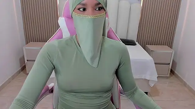 Snapshot of Hanaa_latif chatting on 01.18.25 Hanaa latif online show from 01.18.25
